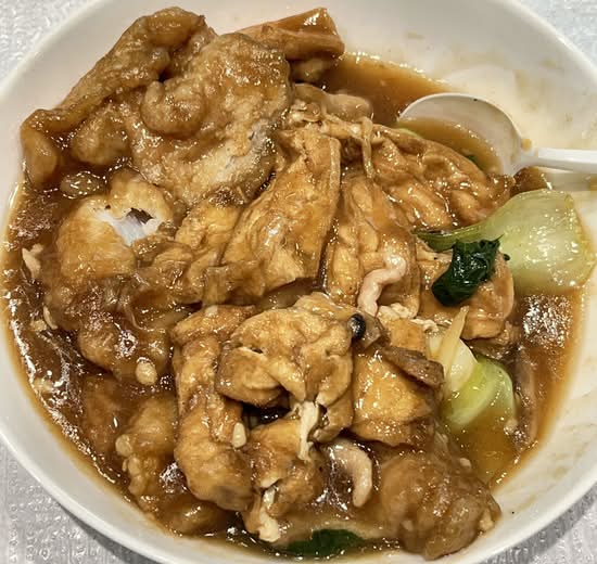 Braised Sea Bass and Tofu Casserole (豆腐班腩煲)